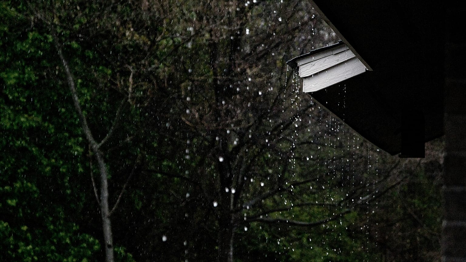 Investigadores de la Universidad Nacional de Singapur han utilizado gotas similares a las de lluvia que se mueven por un tubo para generar energía suficiente para encender 12 LED. 