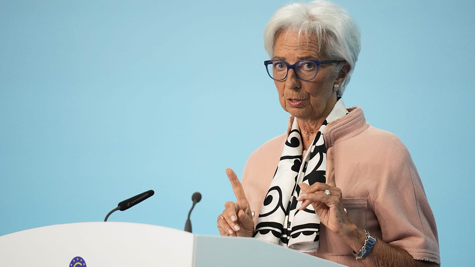 A Presidente do BCE, Christine Lagarde, dirige-se aos meios de comunicação social durante uma conferência de imprensa após uma reunião do Conselho do BCE em Frankfurt, Alemanha. 17 de abril de 2025.