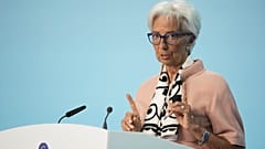 Il Presidente della BCE Christine Lagarde si rivolge ai media durante una conferenza stampa dopo una riunione del Consiglio direttivo della BCE a Francoforte, in Germania. 17 aprile 2025.