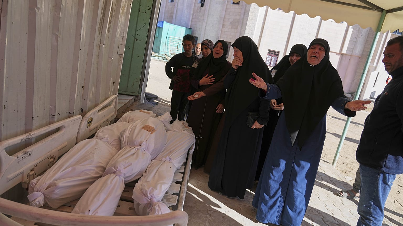 فلسطينيون يبكون على قتلاهم الذين قضوا في غارة إسرائيلية استهدفت عائلة في جباليا قبل دفنهم بالمستشفى الأندونيسي في بيت لاهيا 