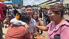 Un prigioniero rilasciato viene accolto dai familiari davanti al cancello principale della prigione di Insein a Yangon, 17 aprile 2025 