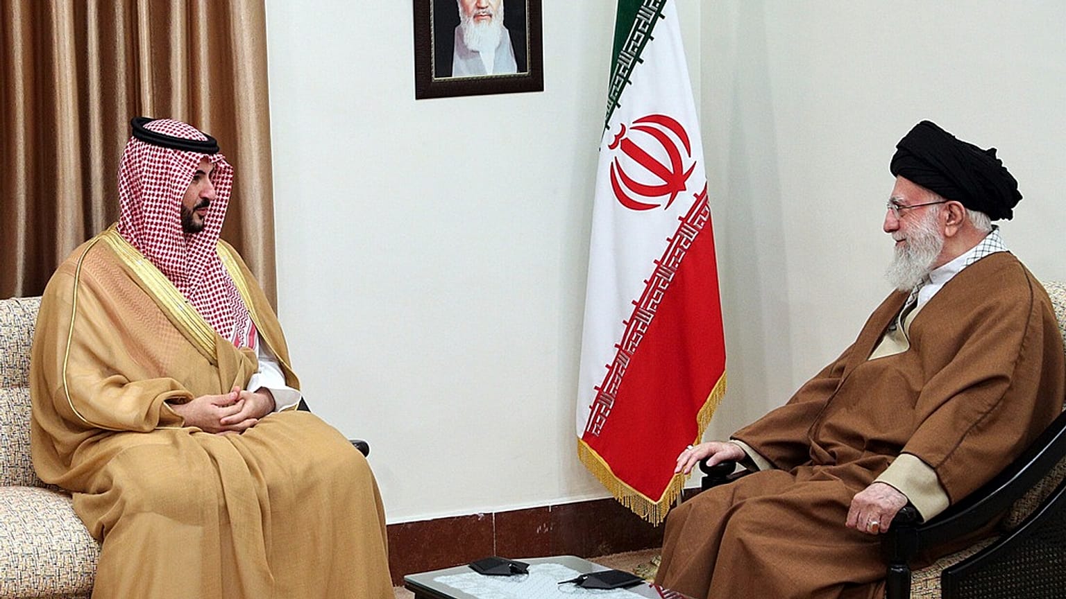  المرشد الأعلى آية الله علي خامنئي ووزير الدفاع السعودي الأمير خالد بن سلمان، خلال لقائهما في طهران، إيران، الخميس 17 أبريل 2025.