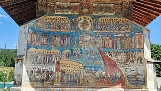 Büyüleyici tarihleri ve sanatsal ihtişamlarıyla bu inanılmaz ibadethanelerden bazıları aynı zamanda önemli turistik cazibe merkezleri haline gelmiştir.