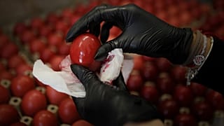 Rote Eier werden in der Küche des Bachkovo-Klosters poliert, während die Vorbereitungen für Ostern in Bachkovo, Bulgarien, am Donnerstag, den 17. April 2025, stattfinden.