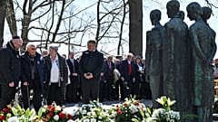 Gedenkfeier und Kranzniederlegung im ehemaligen Krematorium der KZ-Gedenkstätte Mittelbau-Dora in Nordhausen, Deutschland, Montag, 7. April 2025