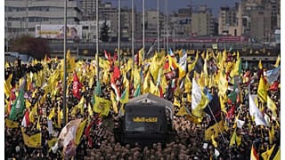 نعش الأمين السابق لحزب الله حسن نصرالله بين حشود من مشيعيه في بيروت