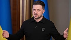 Der ukrainische Präsident Volodymyr Zelenskyy spricht während eines Briefings in Kyjiw, Ukraine, Donnerstag, 17. April 2025. 