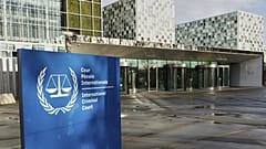 Gesamtansicht der Außenanlagen des Internationalen Strafgerichtshofs in Den Haag, 12. März 2025