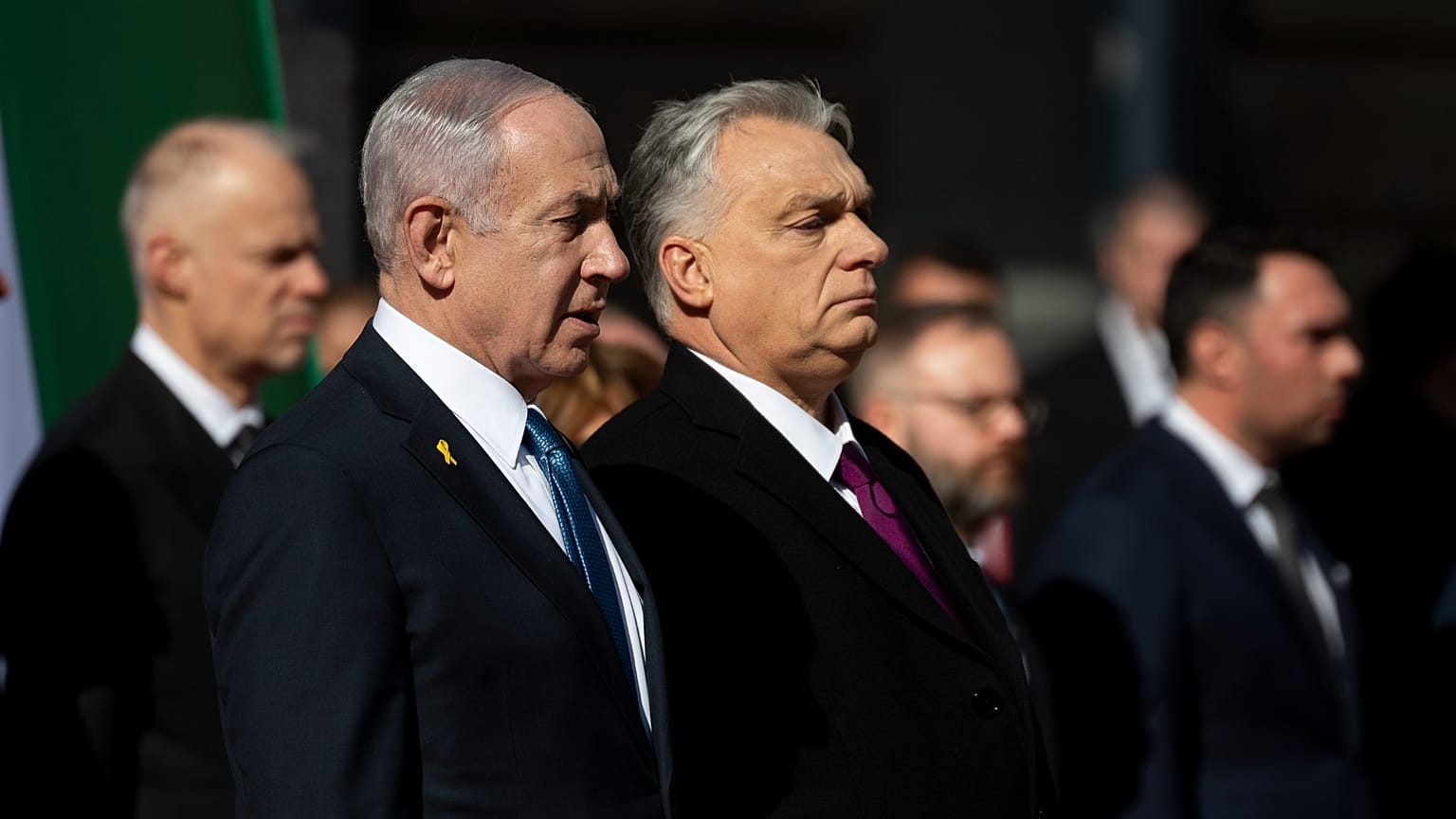 Benjamin Netanyahu (izquierda) y Viktor Orbán durante el recibimiento diplomático del primero en Budapest, el 3 de abril de 2025.