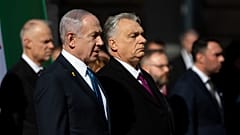 Benjamin Netanyahu (izquierda) y Viktor Orbán durante el recibimiento diplomático del primero en Budapest, el 3 de abril de 2025.