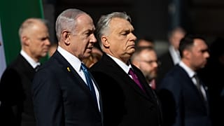 Benjamin Netanyahu (izquierda) y Viktor Orbán durante el recibimiento diplomático del primero en Budapest, el 3 de abril de 2025.