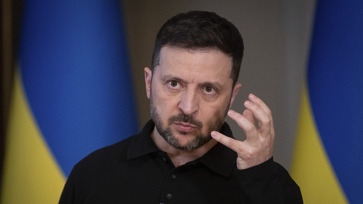 Президент Украины Владимир Зеленский выступает на брифинге в Киеве, 17 апреля 2025 года