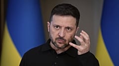 Il presidente ucraino Volodymyr Zelenskyy parla durante un briefing a Kiev, 17 aprile 2025