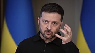 El presidente ucraniano Volodímir Zelenski habla durante una sesión informativa en Kiev, 17 de abril de 2025.