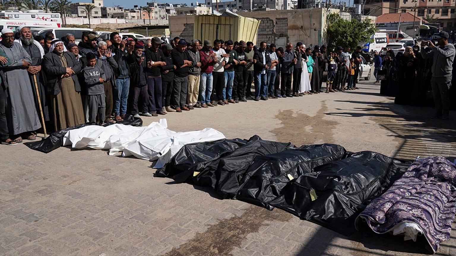 Trauernde beten über den Leichen einer Familie, die bei einem israelischen Luftangriff auf ein Zeltlager getötet wurde, Khan Younis, südlicher Gazastreifen, Donnerstag, 17. April 2025