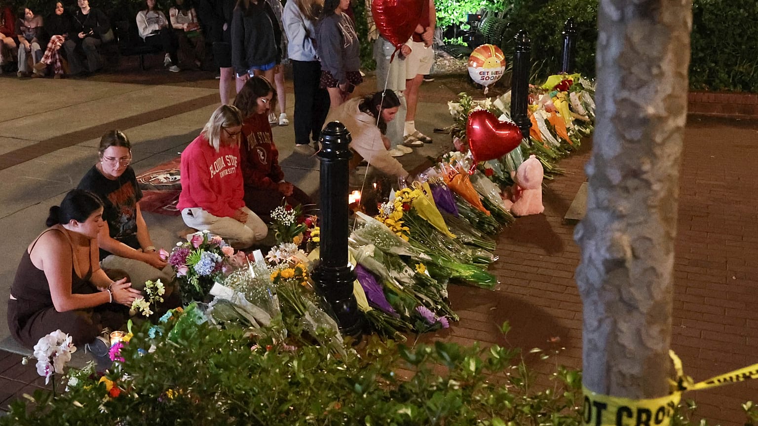 Persone raccolte in preghiera davanti della Florida State University, Tallahassee, Florida, 17 aprile 2025