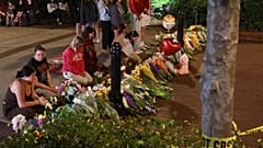 Persone raccolte in preghiera davanti della Florida State University, Tallahassee, Florida, 17 aprile 2025