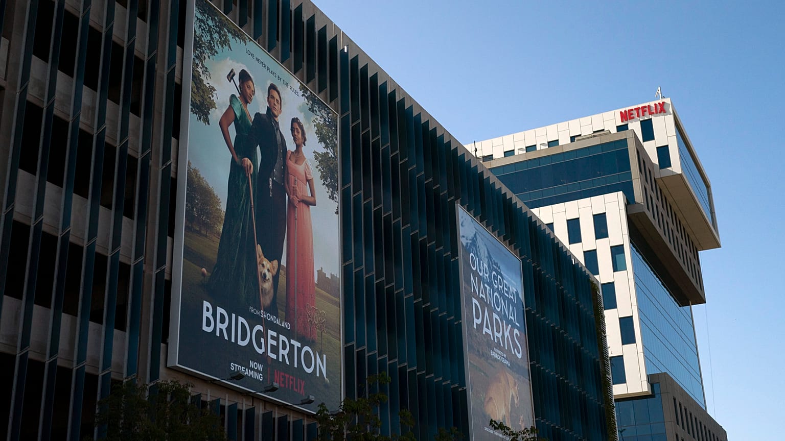 Μια διαφήμιση για τη δημοφιλή σειρά του Netflix "Bridgerton" φαίνεται έξω από το κτίριο γραφείων του στο Λος Άντζελες, Τετάρτη 20 Απριλίου 2022. 