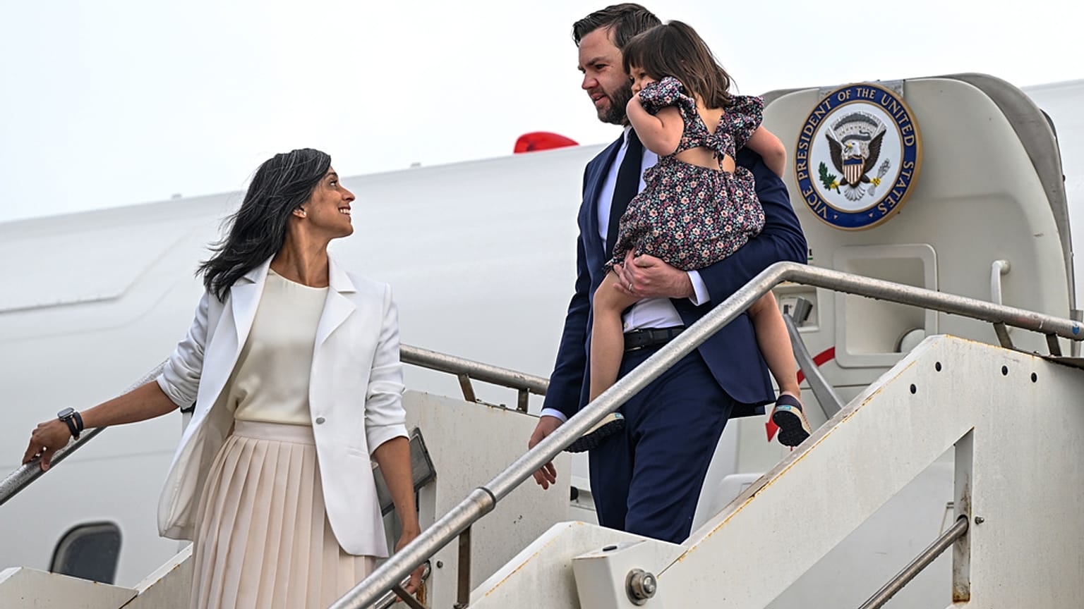 O Vice-Presidente dos EUA, JD Vance, chega a Roma, 18 de abril de 2025
