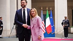 Il vicepresidente degli Stati Uniti JD Vance viene accolto dalla premier italiana Giorgia Meloni al suo arrivo per un colloquio a Palazzo Chigi, Roma, 18 aprile 2025