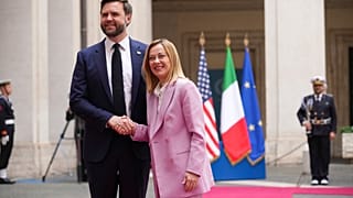 Il vicepresidente degli Stati Uniti JD Vance viene accolto dalla premier italiana Giorgia Meloni al suo arrivo per un colloquio a Palazzo Chigi, Roma, 18 aprile 2025