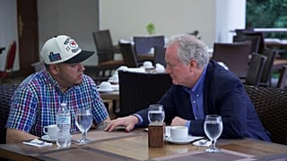 Senator Chris Van Hollen aus Maryland, rechts, spricht mit Kilmar Abrego Garcia in San Salvador, El Salvador, Donnerstag, 17. April 2025.(Pressestelle Senator Van Hollen).