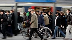 Um viajante na estação de Saint Lazare, em Paris, 19 de março de 2009.