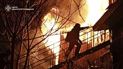I vigili del fuoco spengono un incendio in seguito a un attacco russo a Dnipro, 17 aprile 2025