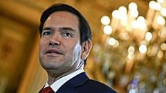 US-Außenminister Marco Rubio sieht zu, wie er am Quai d'Orsay, Frankreichs Außenminister, zu hochrangigen Gesprächen über die Ukraine und ihre Sicherheit in Paris eintrifft.