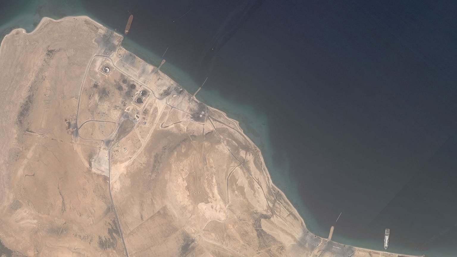 تصویر ماهواره‌ای از بندر «راس عیسی» پس از حمله آمریکا