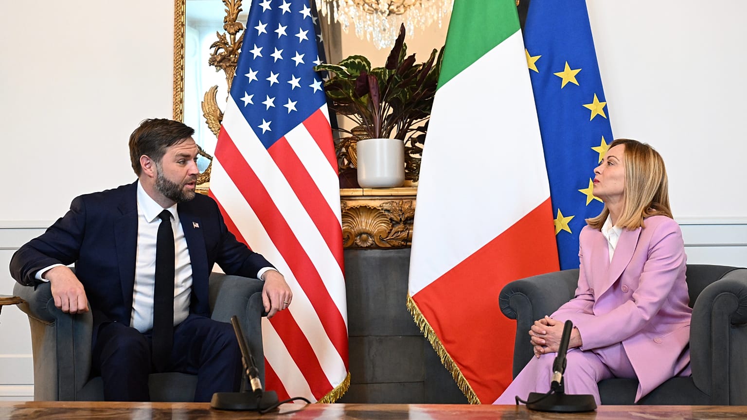 Вице-президент США Джей Ди Вэнс с премьер-министром Италии Джорджей Мелони, Рим, 18 апреля 2025 года.