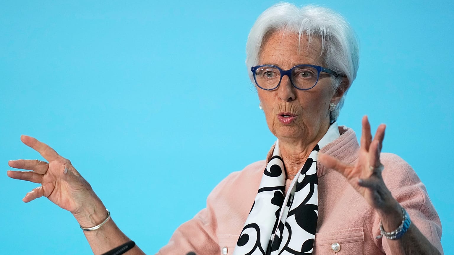 La presidenta del BCE, Christine Lagarde, se dirige a los medios de comunicación durante una rueda de prensa tras una reunión del Consejo de Gobierno del BCE en Fráncfort, Alemania. 17 de abril de 2025.