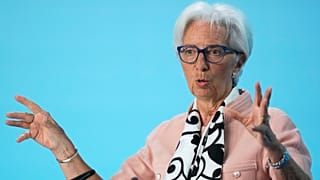 La presidenta del BCE, Christine Lagarde, se dirige a los medios de comunicación durante una rueda de prensa tras una reunión del Consejo de Gobierno del BCE en Fráncfort, Alemania. 17 de abril de 2025.
