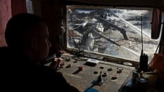 Ein Arbeiter kontrolliert den Abbau von Ilmenit in einem Tagebau in der zentralen Region von Kirovohrad, 12. Februar 2025