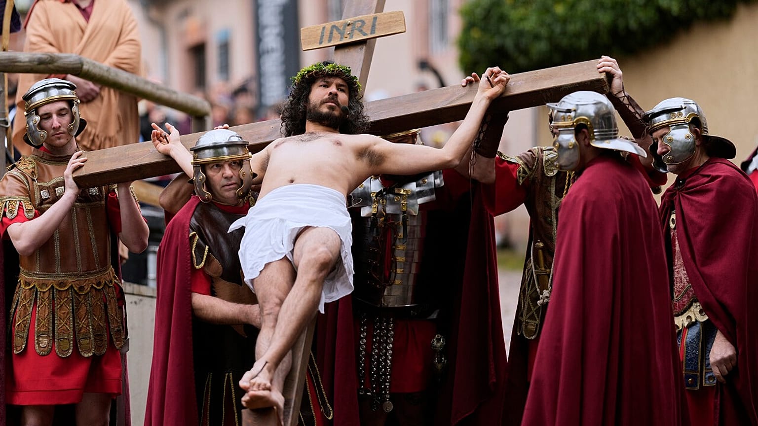 Membros da comunidade italiana participam numa reconstituição da crucificação de Jesus Cristo na Sexta-Feira Santa, em Bensheim, Alemanha, na sexta-feira, 18 de abril de 2025.