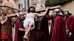 Membri della comunità italiana partecipano alla rievocazione della crocifissione di Gesù Cristo il Venerdì Santo a Bensheim, in Germania, venerdì 18 aprile 2025.