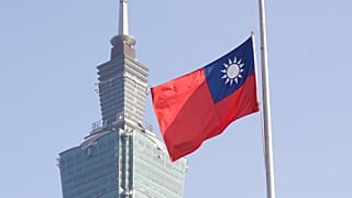 Eine taiwanesische Nationalflagge weht in der Nähe des Gebäudes Taipei 101 in Taipeh, 28. Februar 2025