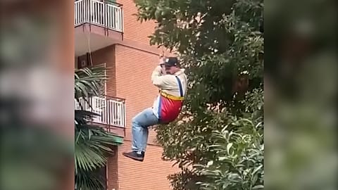 Un passager descendu du téléphérique bloqué