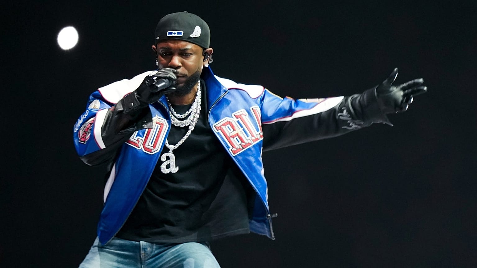 Drake, Grammy ve Super Bowl şovlarında kendisine hakaret edildiğini iddia ediyor