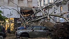 Ein umgestürzter Baum nach starkem Wind und Regen in Mailand, Italien, Donnerstag, 17. April 2025.