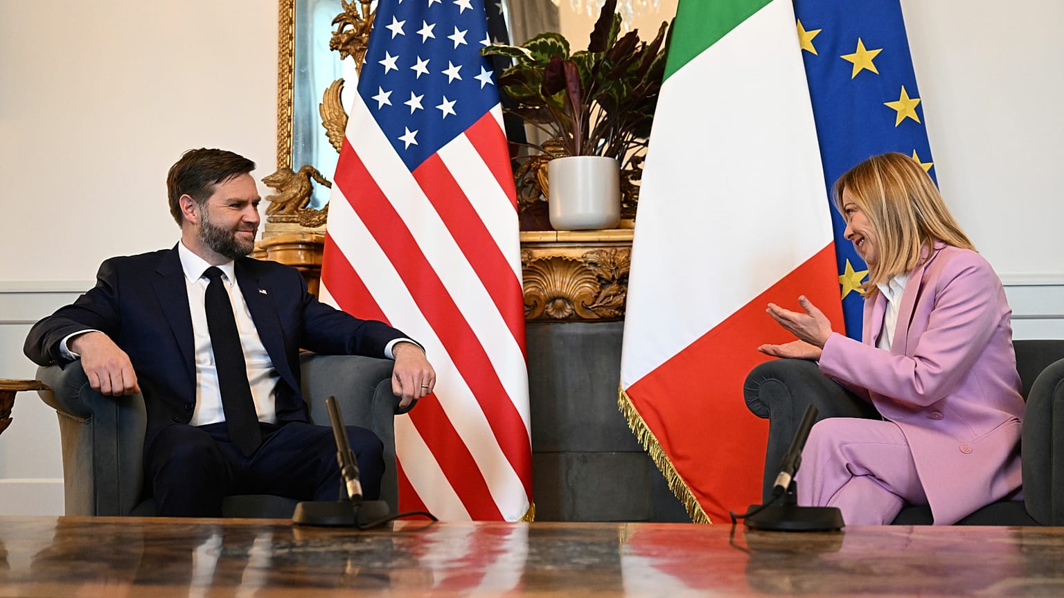 US-Vizepräsident JD Vance mit der italienischen Ministerpräsidentin Giorgia Meloni im Chigi-Palast in Rom, 18. April 2025