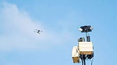 Datei - Beispiel für eine Drohne, die während einer militärischen Übung im Jahr 2024 fliegt.
