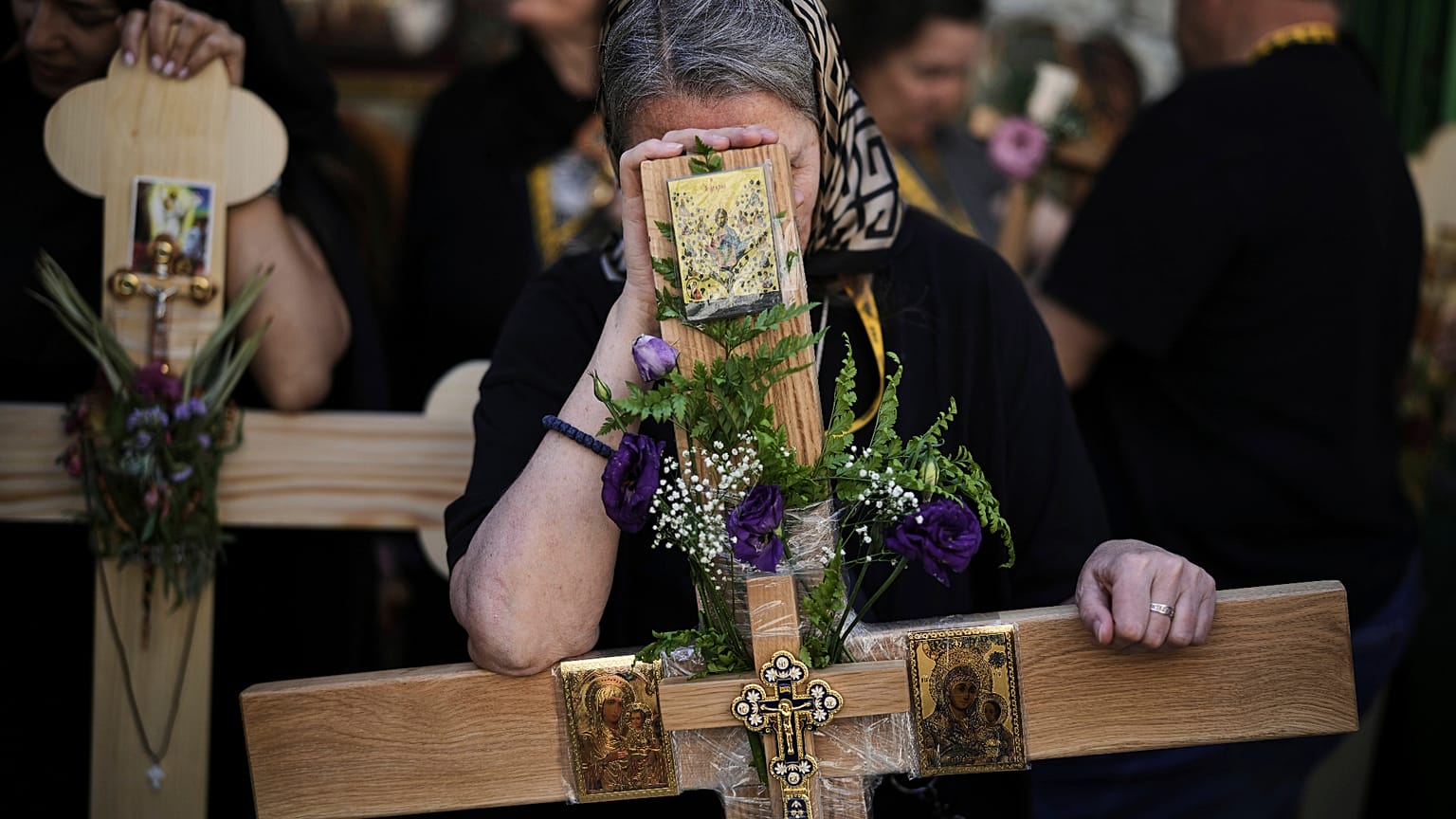 Μια γυναίκα ακολουθεί την πομπή στην Οδό του Μαρτυρίου στα Ιεροσόλυμα