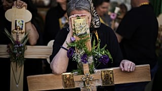 Μια γυναίκα ακολουθεί την πομπή στην Οδό του Μαρτυρίου στα Ιεροσόλυμα