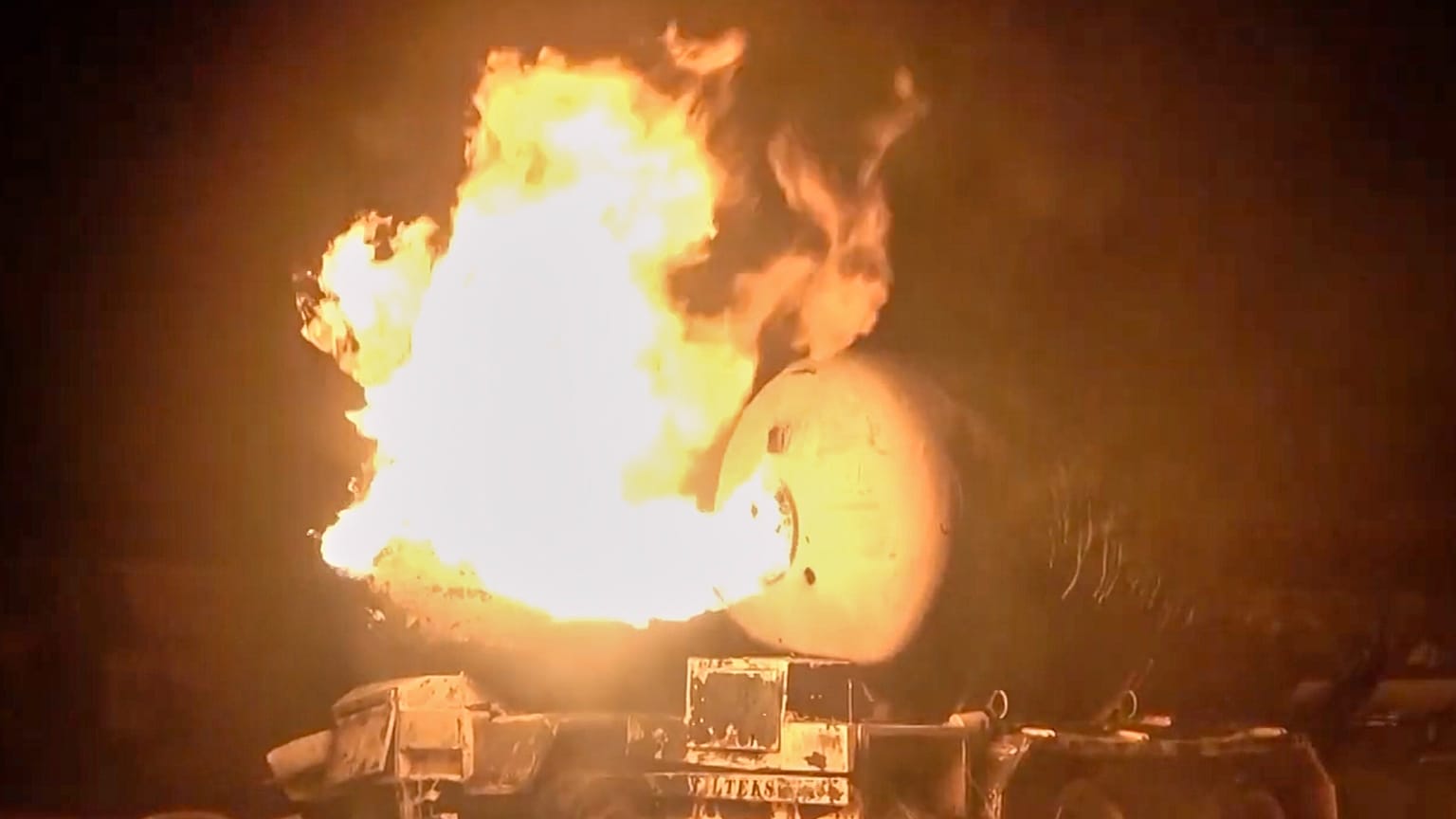 Um petroleiro em chamas depois de os ataques aéreos dos EUA terem visado o porto petrolífero de Ras Isa, detido pelos rebeldes Houthi do Iémen, em Hodeida, a 18 de abril de 2025