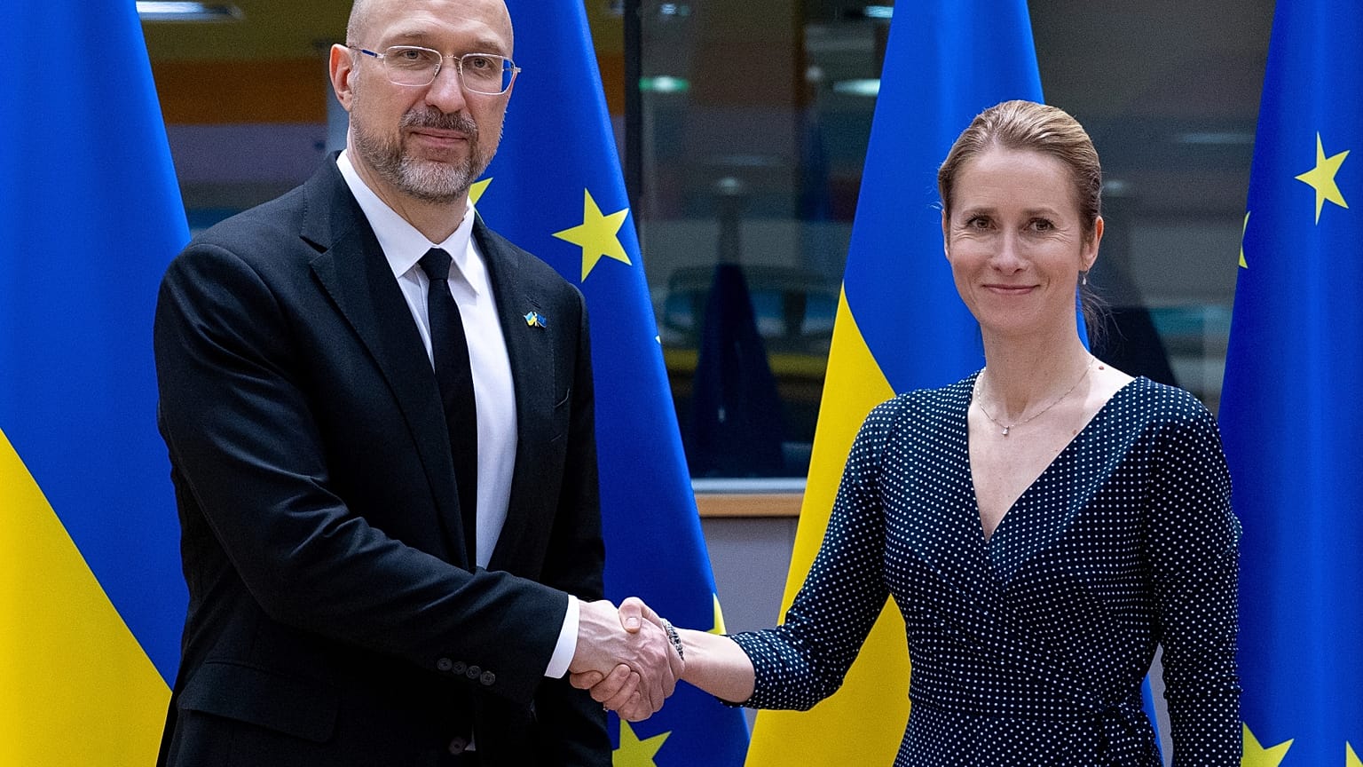 El Jefe de la Política Exterior de la Unión Europea, Kaja Kallas, a la derecha, estrecha la mano del Primer Ministro de Ucrania, Denys Shmyhal.