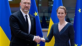 El Jefe de la Política Exterior de la Unión Europea, Kaja Kallas, a la derecha, estrecha la mano del Primer Ministro de Ucrania, Denys Shmyhal.