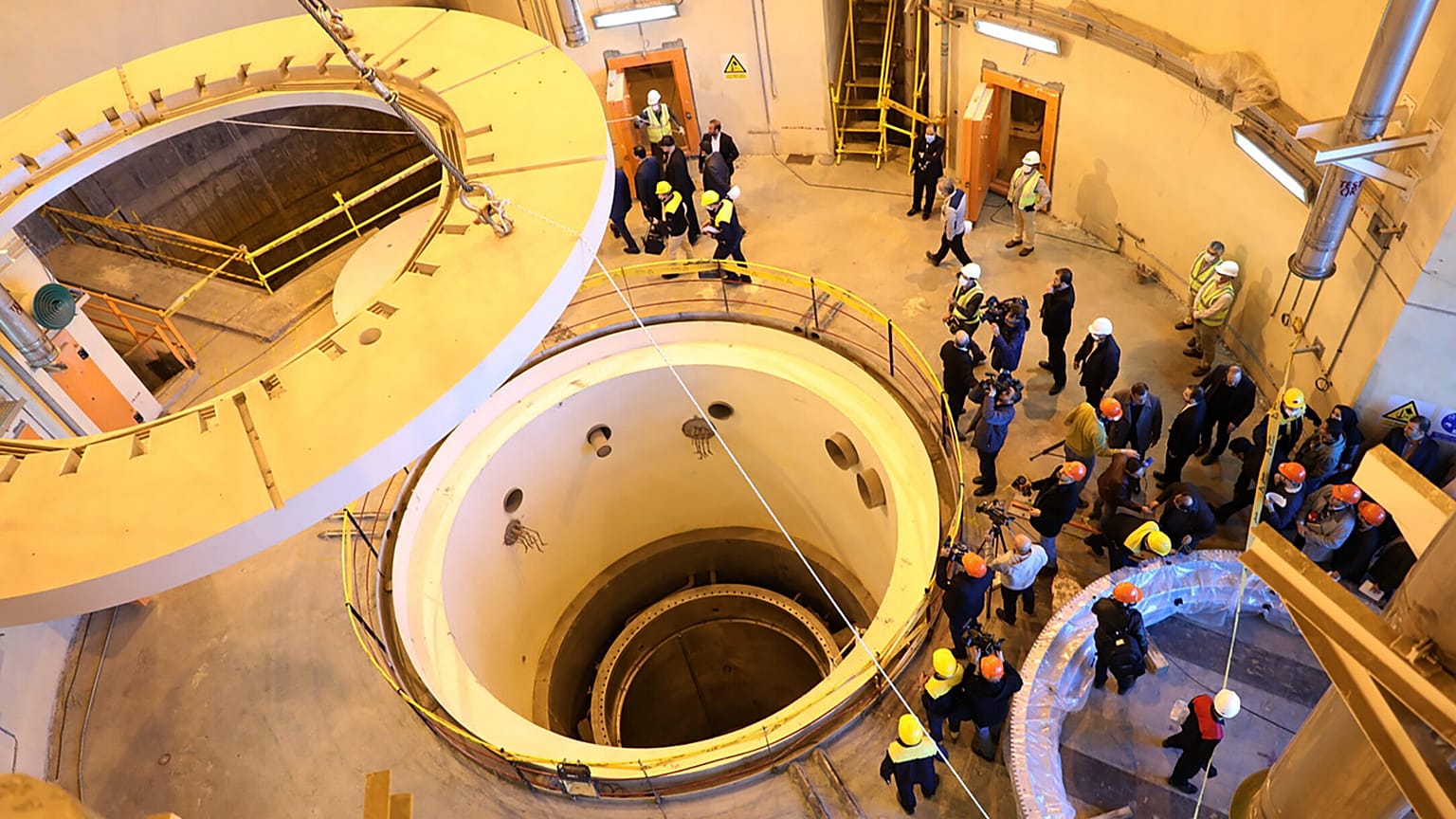 Des techniciens travaillent sur le circuit secondaire du réacteur à eau lourde d'Arak alors que des officiels et des médias visitent le site, 23 décembre 2019.
