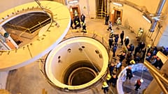 Techniker arbeiten am Sekundärkreislauf des Schwerwasserreaktors in Arak, während Beamte und Medien die Anlage besuchen, 23. Dezember 2019