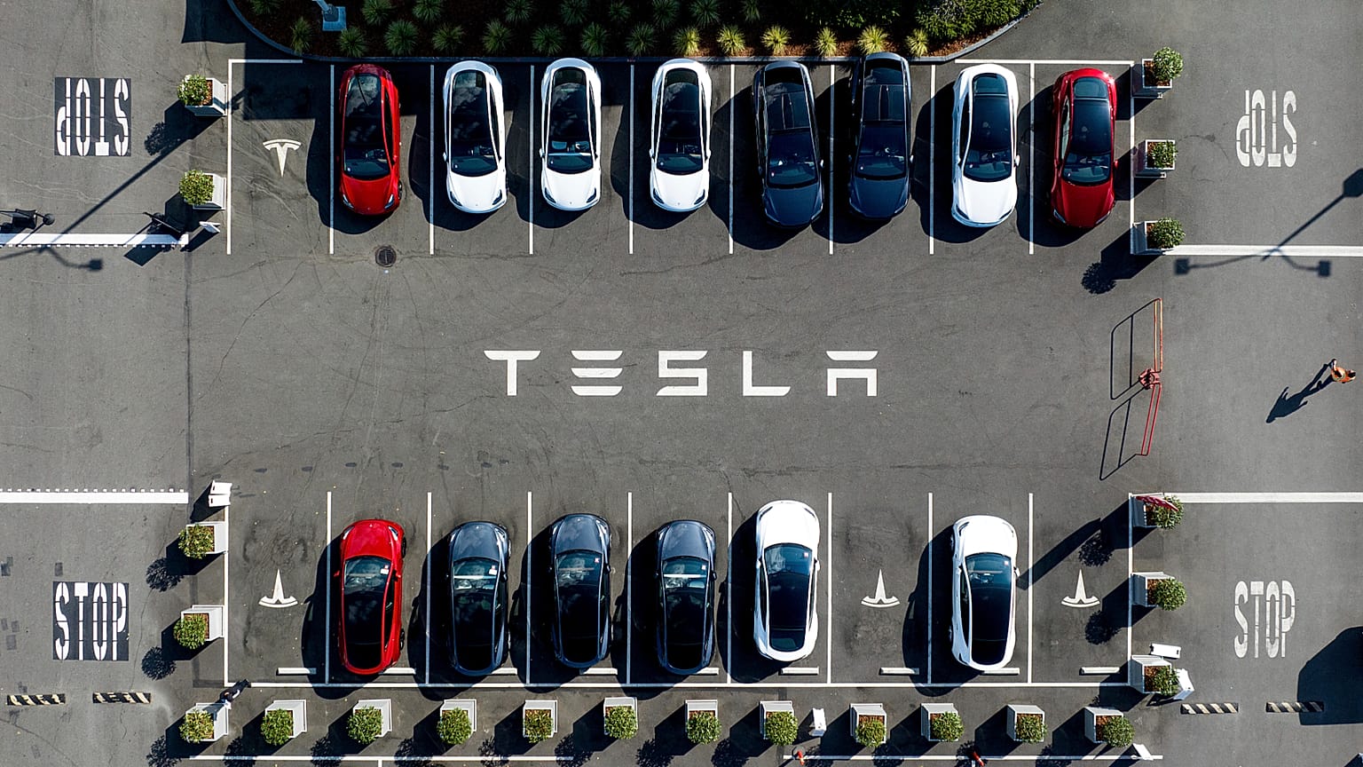  Tesla-Fahrzeuge stehen am 18. September 2023 auf einem Parkplatz der Fabrik in Fremont, Kalifornien.